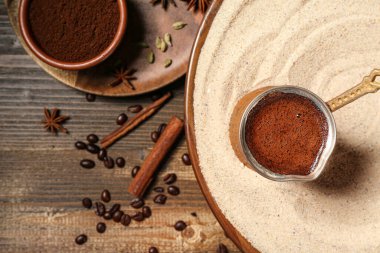 Türk kahvesi ve ahşap arka planda farklı baharatlar