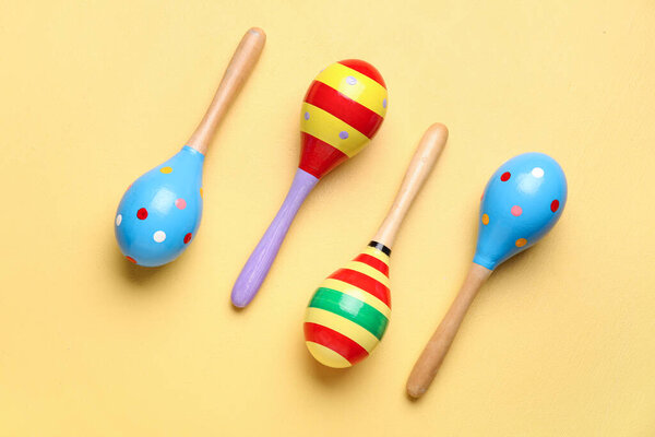 Мексиканские маракасы на жёлтом фоне