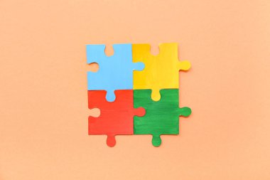 Bej arka planda renk bulmacası. Otistik bozukluk kavramı
