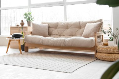 Masanın üzerinde kanepe ve glukofon olan bir oturma odası.