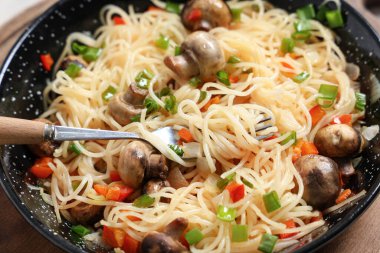 Lezzetli makarna ve mantarlı kızartma tavası, yakın plan.