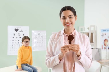 Klinikte göz tıkanıklığı olan kadın göz doktoru.