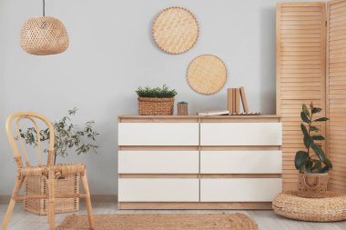 Ahşap perdeli, sandalyeli ve tuvaletli oturma odasının içi.