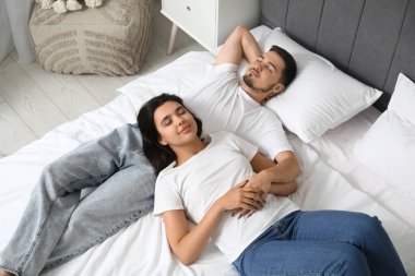 Sevgi dolu genç bir çift evde uyuyor.