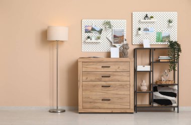 Güzel bir oturma odası, raf ünitesi, çekmeceler, lamba ve tahta tahtalar.