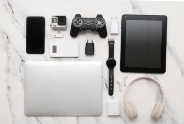 Dizüstü bilgisayarı olan farklı modern cihazlar.