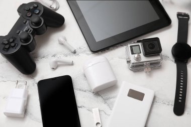 Işık arkaplanındaki modern aygıtlar kümesi