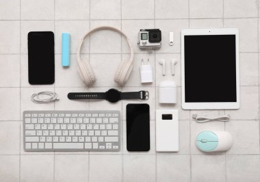 Aydınlık arkaplanda farklı modern aygıtlara sahip kompozisyon