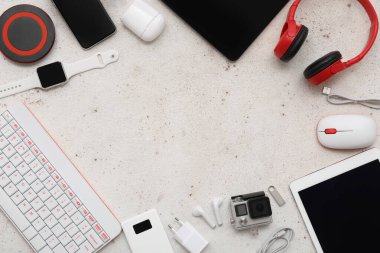 Işık arkaplanındaki farklı modern aygıtlardan yapılmış çerçeve