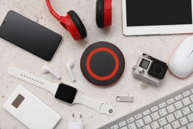 Işık arkaplanındaki modern aygıtlar kümesi