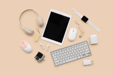 Renk arkaplanında tablet bilgisayarı olan farklı modern aygıtlar