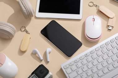 Renkli arka planda cep telefonu olan farklı modern aygıtlar.