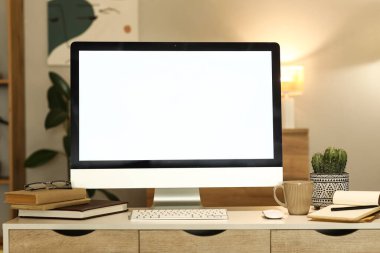 Karanlık ofisteki boş bilgisayar monitörü.