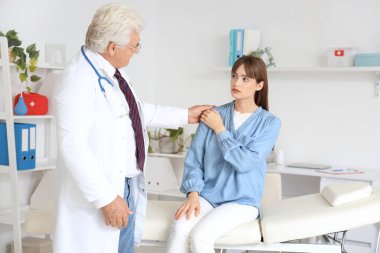 Omuz ağrısı olan genç bir kadın kliniğe geliyor.