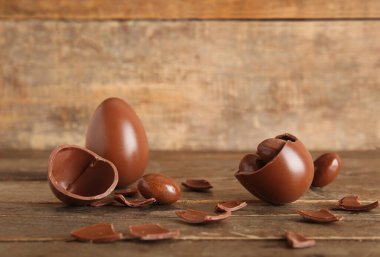 Tahta arka planda tatlı çikolata yumurtaları