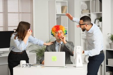 Ofiste kılık değiştirmiş genç meslektaşlar. 1 Nisan Kutlaması