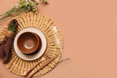 Kahverengi arka planda çikila çiçekleri ve yaprakları olan güzel bir masa.