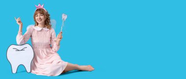 Diş Perisi açık mavi arkaplanda oturuyor ve metin için boşluk var