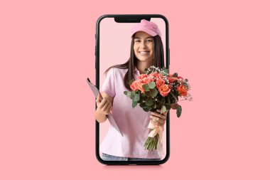 Güzel buketli genç bayan kurye pembe arka planda akıllı telefon ekranından fırlıyor.  