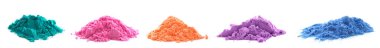 Beyaz arkaplanda farklı renkli tozlar kümesi