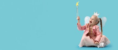 Açık mavi arka planda, metin için yeri olan sevimli küçük peri.