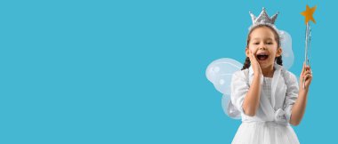 Mavi arka planda, mesaj için yeri olan sevimli küçük peri.