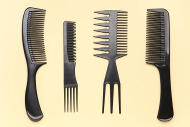 Bej arka planda kuaför fırçaları