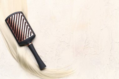 Sarı iplikli saç fırçası grunge arka planda