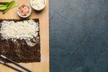 Tahta tahta tahta ve suşi hazırlamak için gerekli malzemeler.