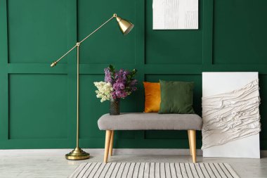 Yumuşak bankı ve lambası olan şık bir oda.