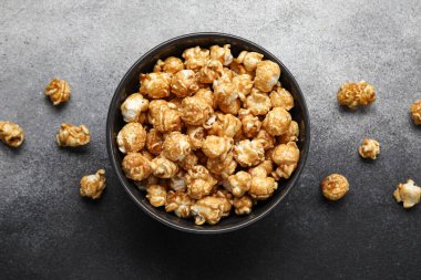 Gri arka planda lezzetli patlamış mısır kasesi