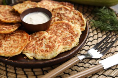 Bir tabak lezzetli kabaklı börek ve ekşi krema.