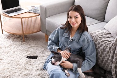 Güzel, genç bir kadın ve şirin bir teriyer köpeği evde oturuyor.