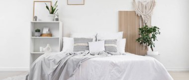 Işıl ışıl, rahat yatağı olan modern bir yatak odası.