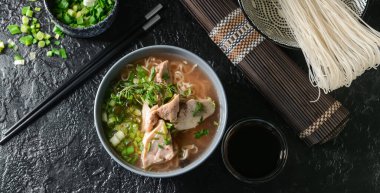 Lezzetli ramen şehriye çorbası ile kompozisyon koyu arka planda, üst manzara