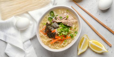 Bir kase lezzetli ramen şehriye çorbası. Arka planda, üst tarafta.