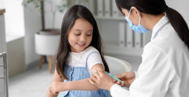 Klinikte aşı olan küçük bir kız.
