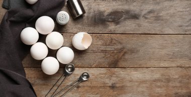 Ahşap zemin üzerinde çiğ tavuk yumurtaları ile kompozisyon metin için boşluk, üst görünüm