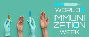 Şırıngalı eller ve turkuaz arka planda aşılar. Dünya Bağışıklık Haftası