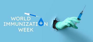 Mavi arka planda şırınga olan bir doktor eli. Dünya Bağışıklık Haftası