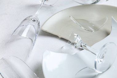 Kırık bardakların ve arka plandaki tabakların yakın görüntüsü