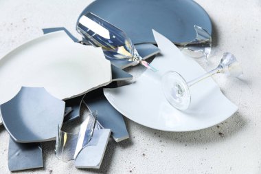 Kırık tabaklar ve bardaklar grunge masasında