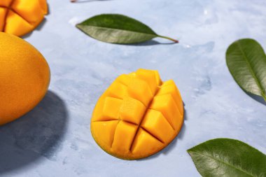 Açık mavi arkaplanda taze mangolar