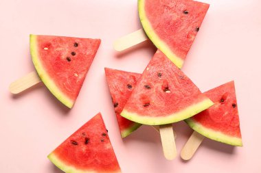 Pembe arka planda tatlı karpuz çubukları