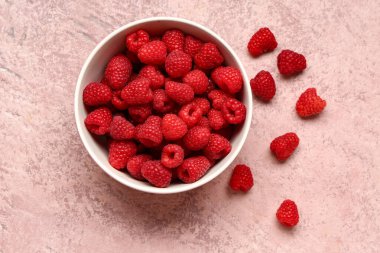 Pembe arka planda taze ahududu kasesi