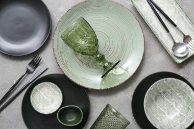Gri arkaplanda şık, temiz yemek takımları.