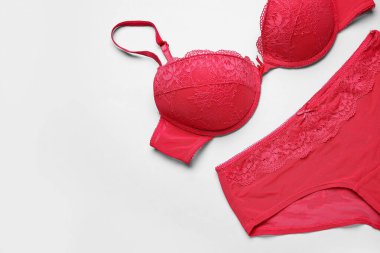 Gri arkaplanda kırmızı kadın iç çamaşırı
