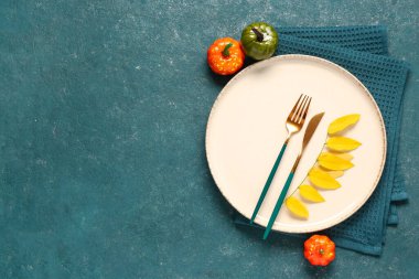 Turkuaz grunge arka planında yapraklar ve balkabaklarıyla sonbahar masa ayarlarını şık tut