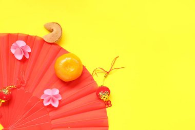 Sarı arka planda Çince ve Çince sembollü şans kurabiyesi. Yeni yıl kutlaması