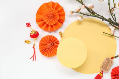 Çin sembolleri ve beyaz arka planda çiçek dalıyla dolu boş bir kart. Yeni yıl kutlaması